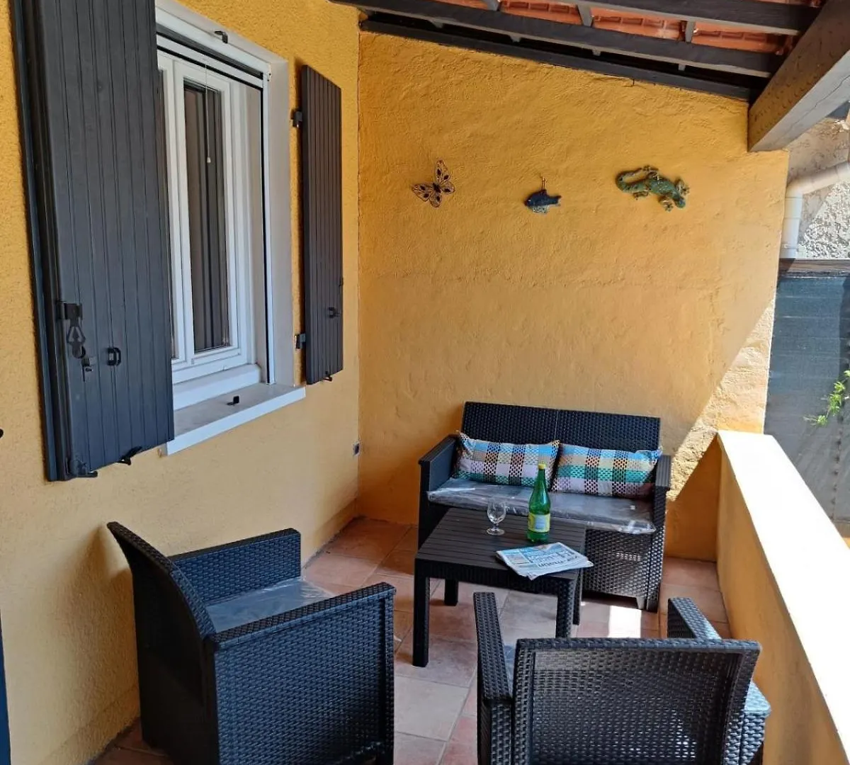 Mas Provencal With Terraces And Small Garden La Crau